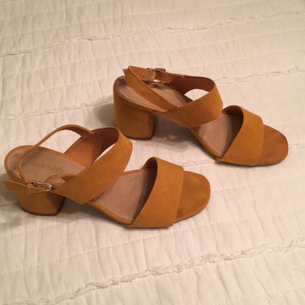 Old Navy short sandal block heels yellow